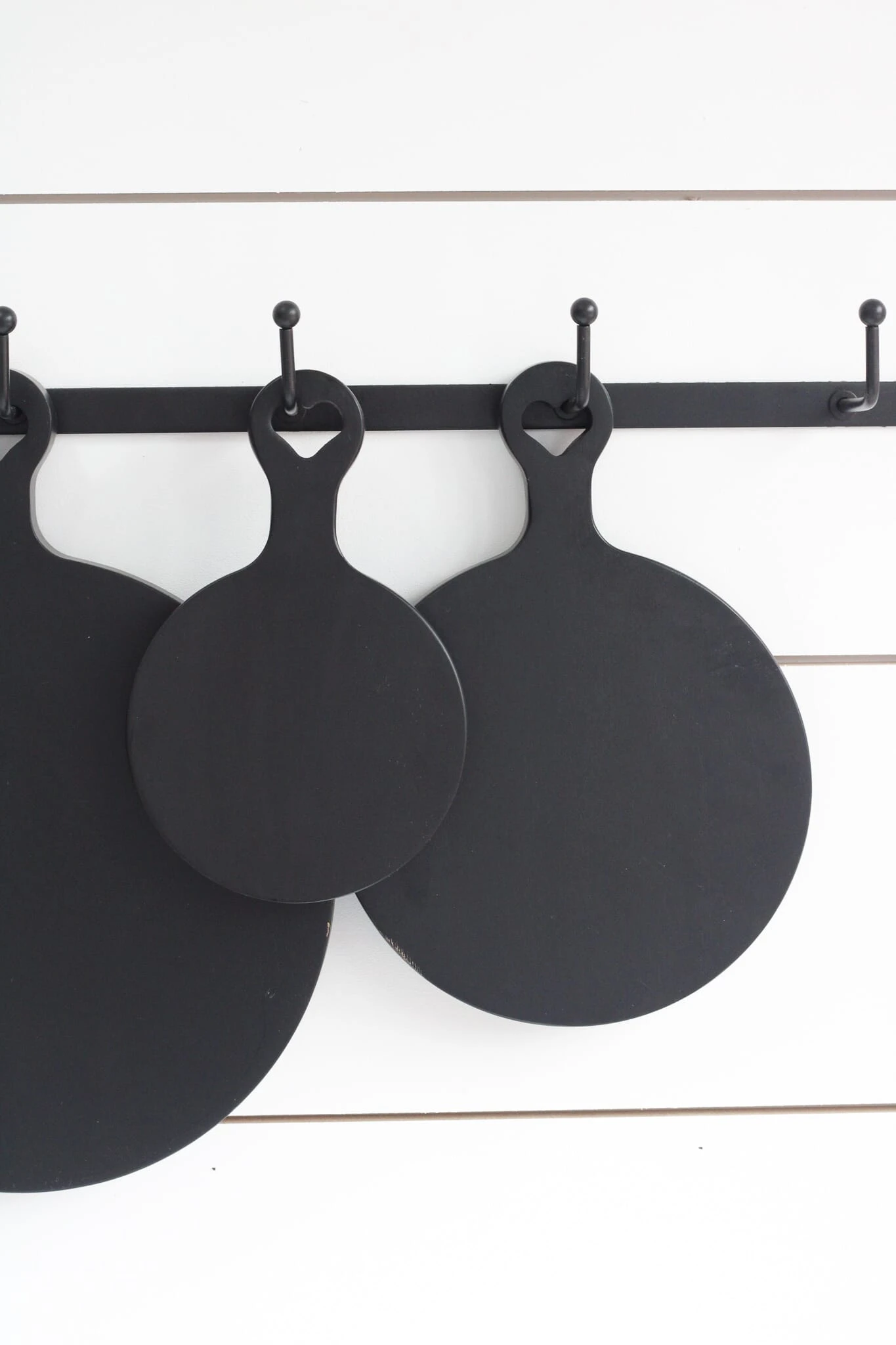 Round Black Chopping Board – Medium 5 Round Black Chopping Board – Medium - Image 5