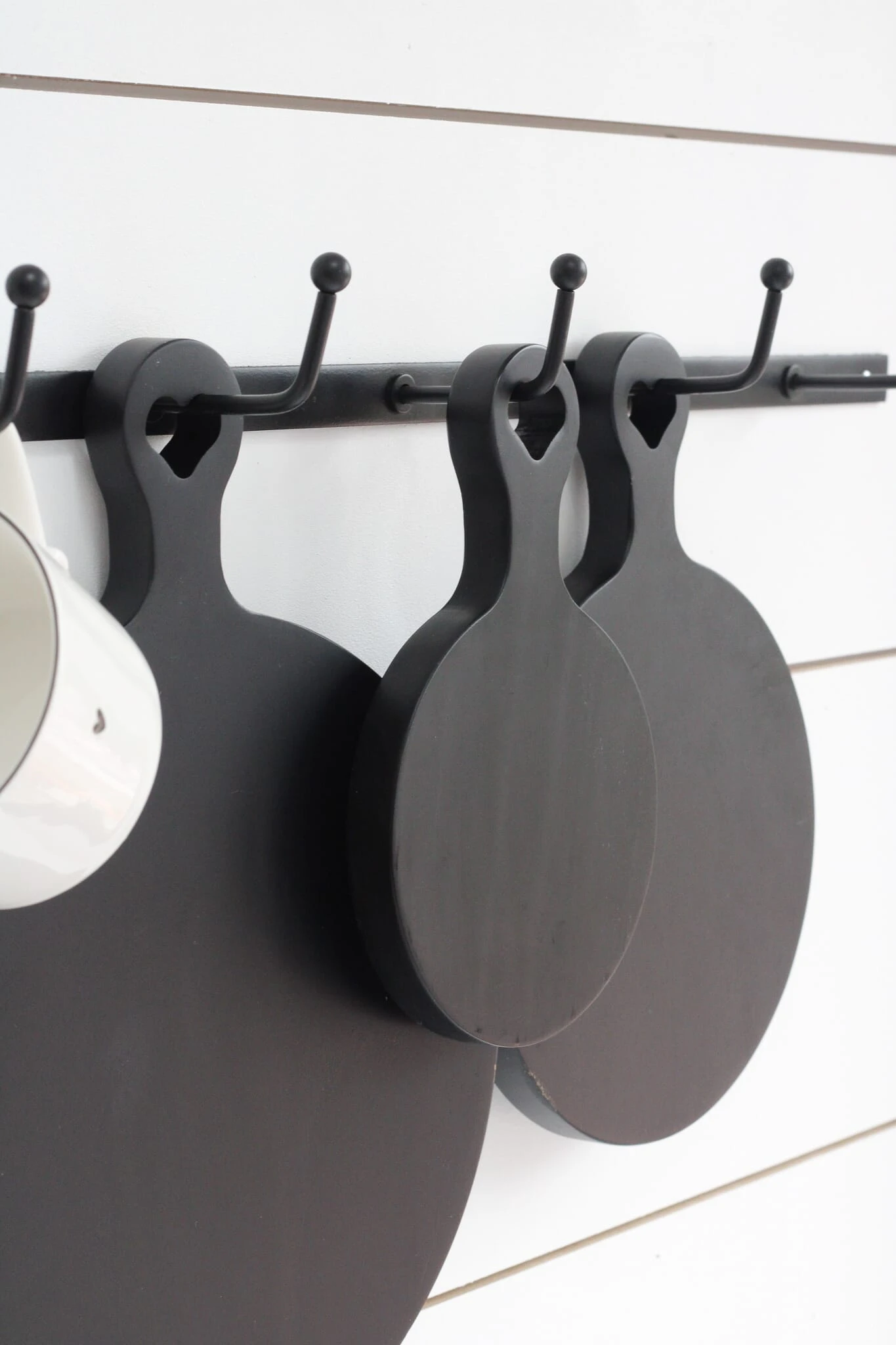 Round Black Chopping Board – Medium 4 Round Black Chopping Board – Medium - Image 4