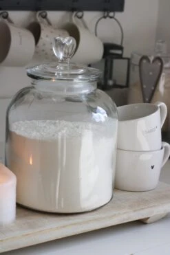 Biscuit Jar – Heart Lid/Medium -Pretty Little Home IMG 2150